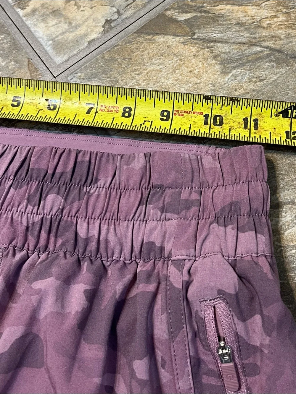 Lululemon Hotty Hot 4" Shorts Size 4 Incognito Camo Purple Taupe Lined Run - Picture 5 of 6